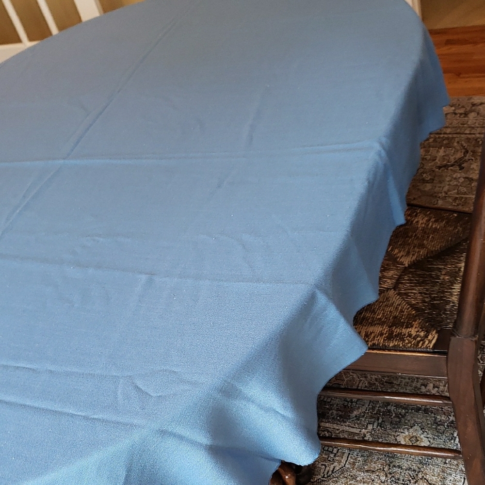 Vtg Set- Oval Light Blue Tablecloth & Napkins (7) - Picture 5 of 10